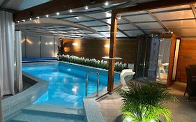 Apartament z prywatnym, krytym basenem